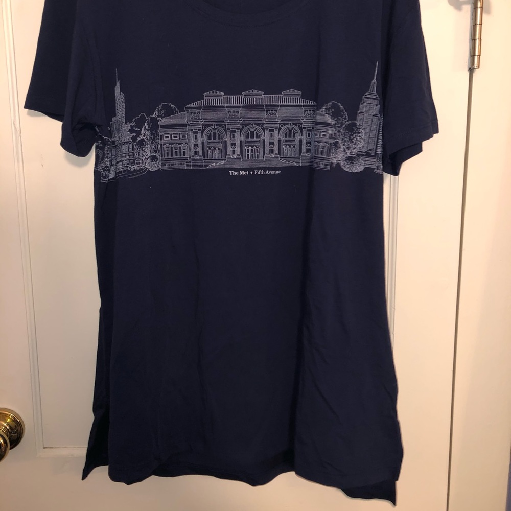 The Met wrap around T-shirt- Woman’s NWOT